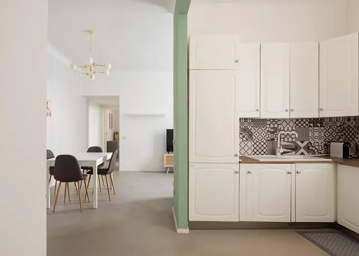 Central And Glamour Home!